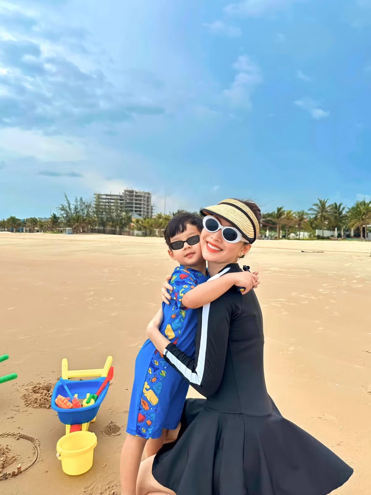 Không chỉ có cuộc sống giàu sang, Đặng Thu Thảo còn hạnh phúc vì luôn được ông xã quan tâm. Hai vợ chồng cô lúc nào cũng ngọt ngào như khi mới yêu. Ảnh: FBNV