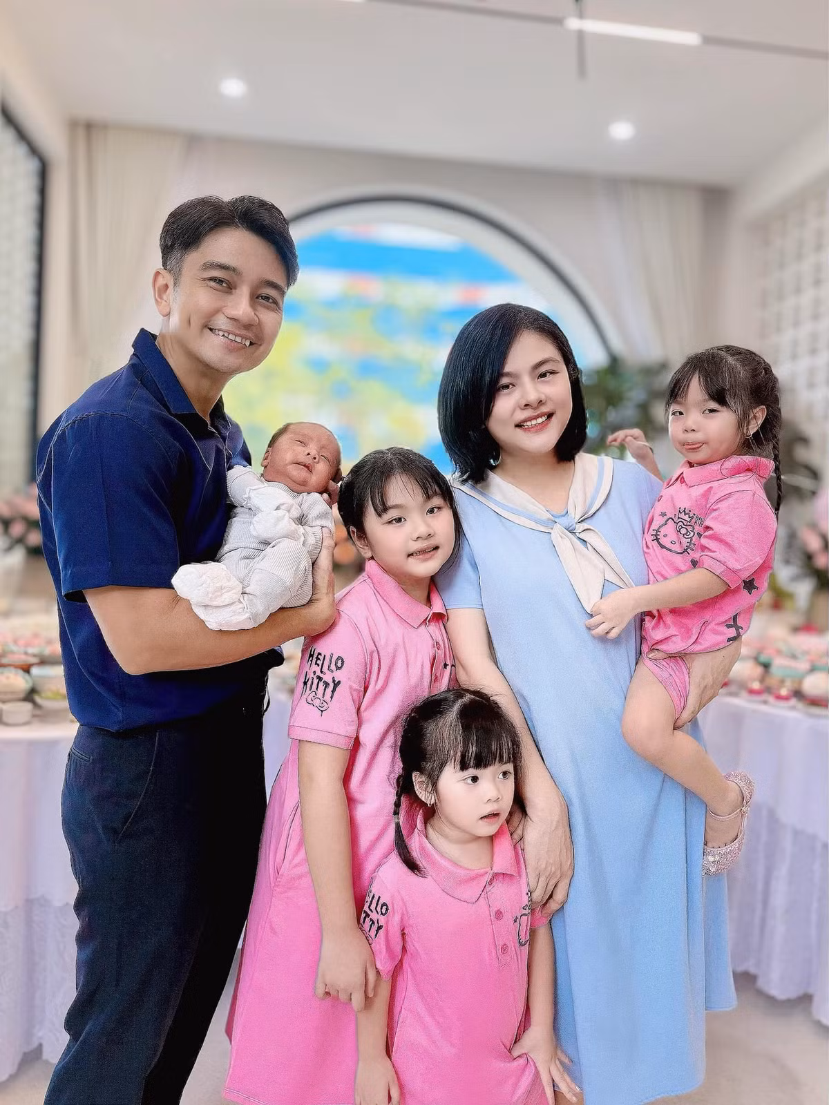 Diễn viên Vân Trang mừng đầy tháng con trai. Cô hạnh phúc với tổ ấm nhỏ bên ông xã và 4 con. Ảnh: FB Vân Trang