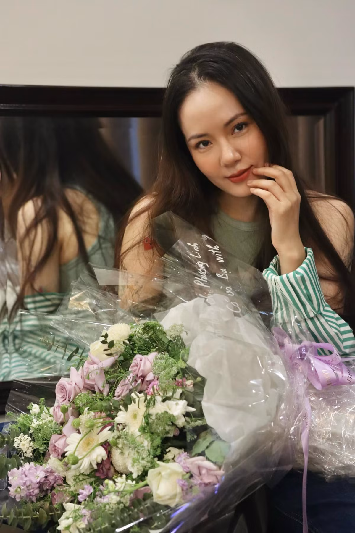 Khán giả không chỉ đánh giá cao phong cách trình diễn, giọng ca mượt mà mà còn cả nhan sắc "nghiêng nước nghiêng thành" của ca sĩ Phương Linh. Ảnh: FBNV
