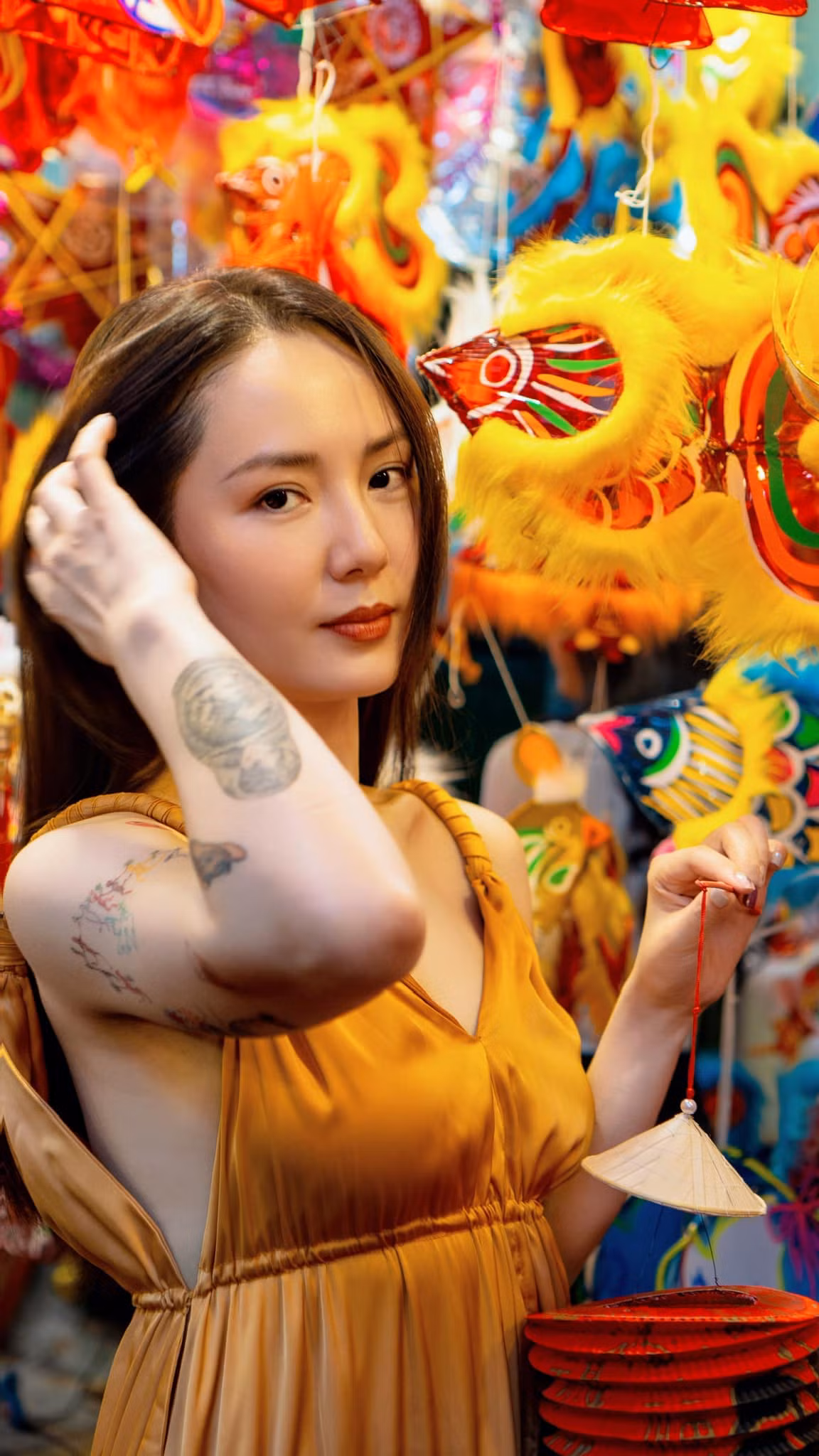 Nhiều người hâm mộ cho rằng, những hình xăm đã góp phần giúp Phương Linh phá cách, thoát khỏi hình ảnh "nữ hoàng ballad" nhẹ nhàng, nữ tính mà cô đã gắn bó suốt nhiều năm qua. Ảnh: FBNV