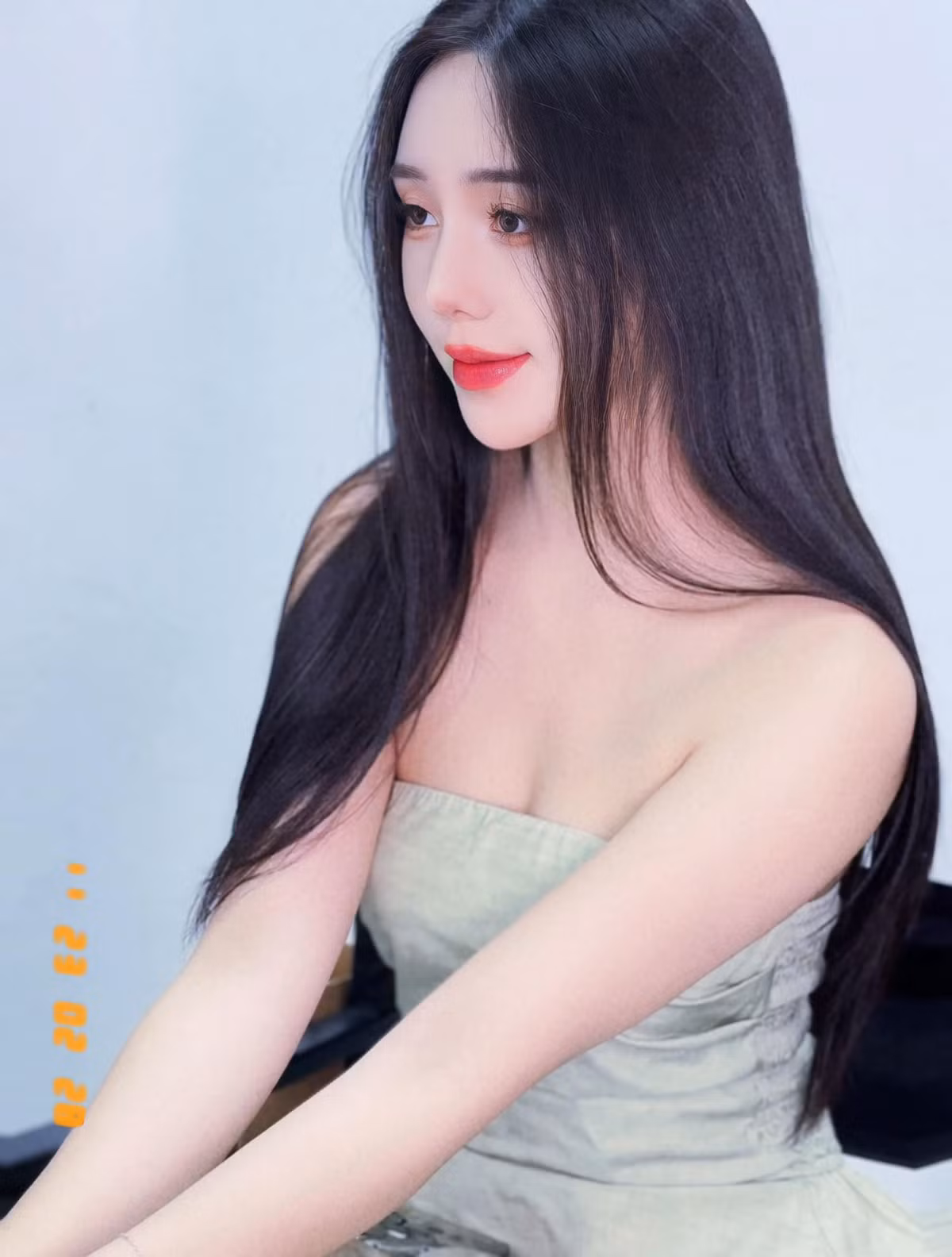 Những bộ váy áo cắt xẻ táo bạo, khoe trọn bờ vai trần gợi cảm và đôi chân dài miên man đã trở thành "thương hiệu" của Quỳnh Kool. Ảnh: FB Quỳnh Nguyễn