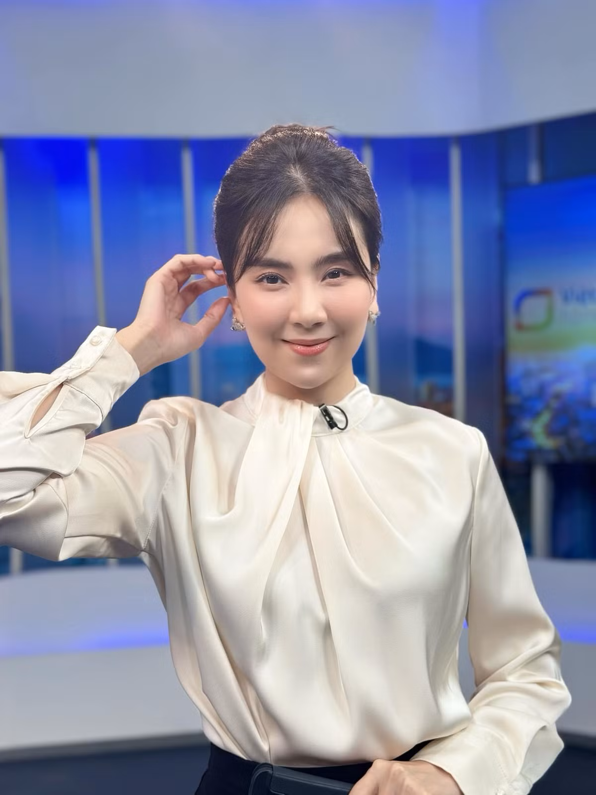 MC Mai Ngọc thử tóc búi trước giờ lên sóng.