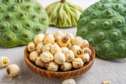 Các tác dụng nổi tiếng của hạt sen gồm giúp ngủ ngon, thư giãn, giảm căng thẳng, tốt cho tim mạch, giúp hạ đường huyết, hỗ trợ tiêu hóa, tốt cho phụ nữ mang thai và sự phát triển của thai nhi, cải thiện sức khỏe tình dục, giảm cân, tăng cường miễn dịch, chống lão hóa, chống viêm, giảm đau. Ảnh Internet
