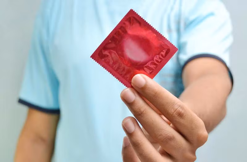  Không sử dụng bao cao su: Khi quan hệ tình dục và không sử dụng biện pháp bảo vệ như mang bao cao su sẽ làm tăng nguy cơ lây nhiễm các bệnh lây truyền qua đường tình dục. Đặc biệt các bệnh viêm niệu đạo do lậu, chlamydia, trachomatis… có thể gây viêm tinh hoàn, thậm chí tắc đường ống dẫn tinh gây vô sinh. Ảnh minh họa