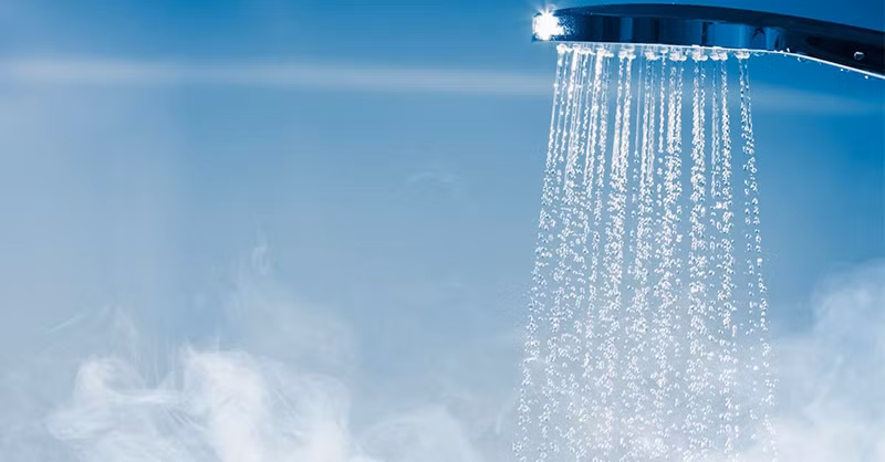  Mặc quần quá bó, quá chật, tắm nước quá nóng: Những điều này đều vô tình tăng nhiệt độ ở tinh hoàn và là giảm chất lượng tinh trùng. Cố gắng đừng tắm nước nóng quá lâu, thay vào đó hãy tắm với nước ở nhiệt độ vừa phải, mặc quần và đồ lót rộng rãi thoải mái. Nếu nam giới làm việc trong môi trường nóng bức hoặc phải ngồi hàng giờ liền nên có thói qua đi lại, vận động để tránh vùng tinh hoàn quá nóng, hoặc bị chèn ép. Ảnh minh họa