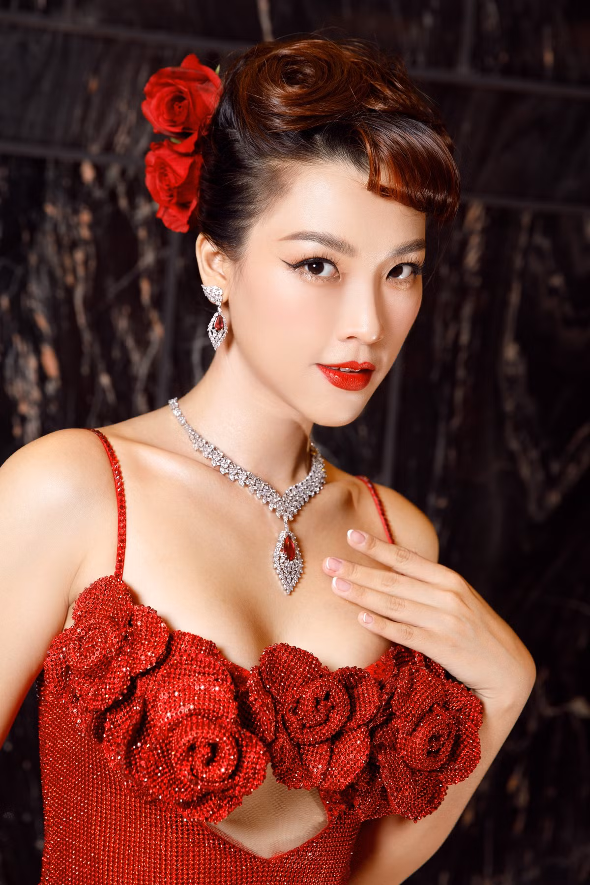 Á hậu Hoàng Oanh liên tục khiến người hâm mộ ngỡ ngàng với những màn "lột xác" ngoạn mục về phong cách.