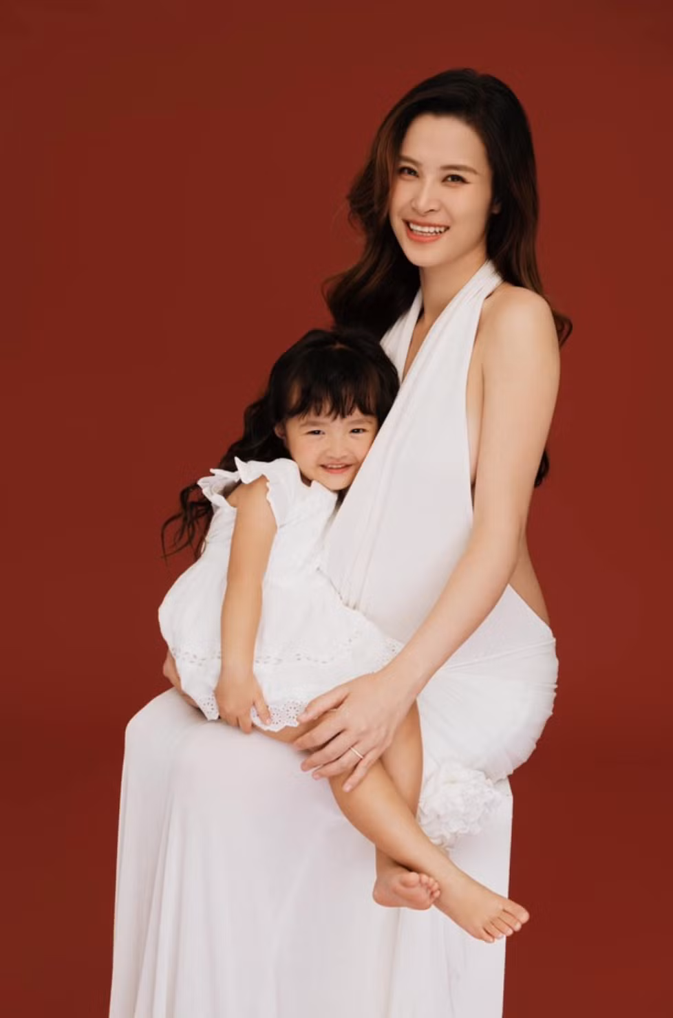 Dong Nhi chup anh cung con gai, Ly Hung khoe anh phong do