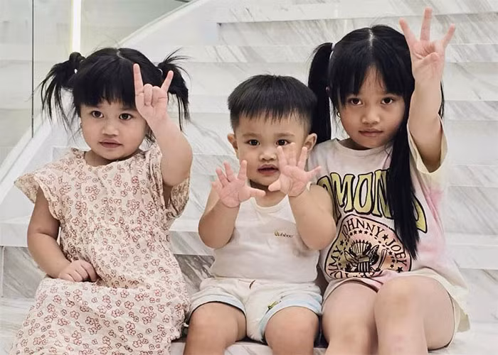Lê Dương Bảo Lâm và bà xã Quỳnh Quỳnh kết hôn năm 2017. Sau 7 năm chung nhà, cặp đôi đã chào đón 2 con gái xinh xắn Bảo Nhi, Bảo Ngọc và con trai út Dĩ Kha.