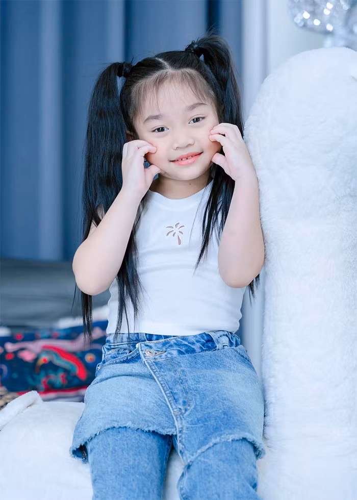 Cô con gái lớn Bảo Nhi (tên thật là Lê Quỳnh Khả Di) đang là một tiktoker nhí được mọi người yêu thích với những bài nhảy rất đúng nhịp và sôi động.