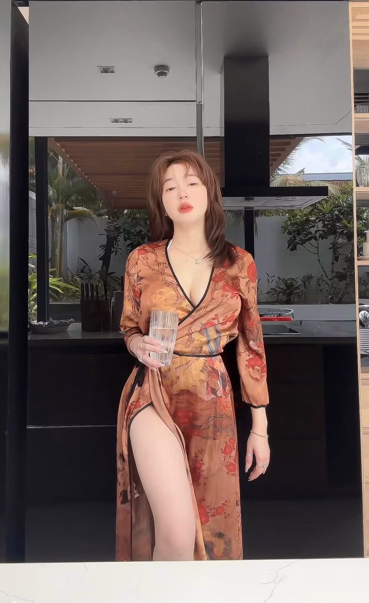 Mỗi khi khoe vóc dáng, cô nàng thường xuyên khiến cộng đồng mạng đứng ngồi không yên vì đường cong cơ thể ấn tượng.