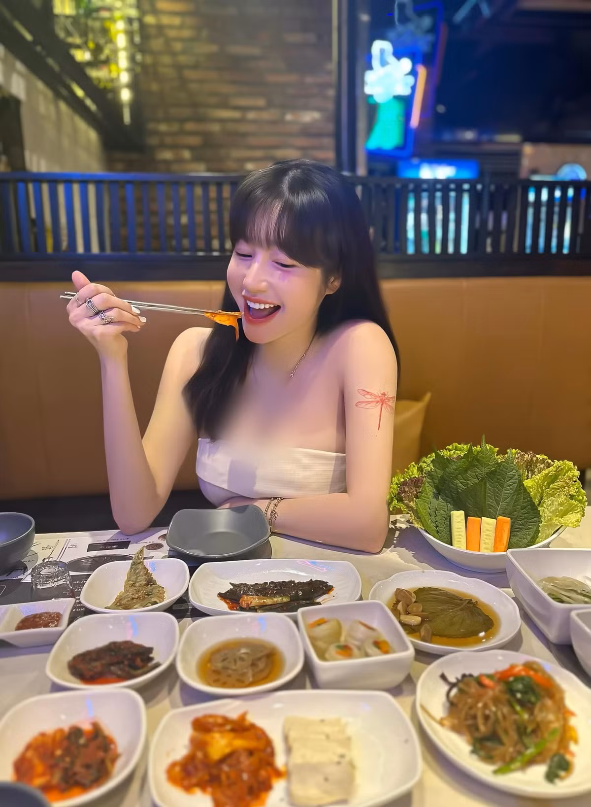 Elly Trần còn tự tin diện những bộ trang phục táo bạo để khoe triệt để body của mình.