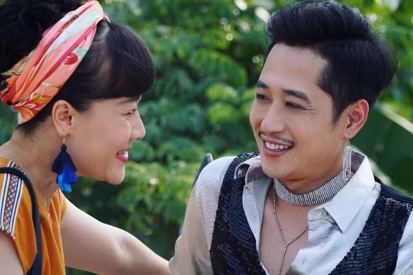 Là mẹ của hai con sinh đôi đã lớn nhưng bà Diễm Loan có tính cách như trẻ con, bồng bột và đồng bóng, đặc biệt là bản tính lăng nhăng, hám trai, mê tiền.
