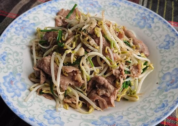 Giá đỗ xào thịt bò là món ngon chứa nhiều dưỡng chất tốt cho sức khỏe cũng như chức năng sinh lý. Nguyên liệu cần có cho món giá đỗ xào thịt bò gồm 250g giá đỗ, 100g thịt bò, 2 củ hành khô, 1 nắm hẹ tươi và gia vị nêm nếm. Cách làm giá đỗ xào thịt bò như sau: Cắt thịt bò thành từng lát mỏng rồi ướp với gia vị. Giá đỗ rửa sạch, để ráo nước rồi sơ chế cùng hẹ và hành khô. Chuẩn vị chảo dầu sôi phi thơm hành rồi cho thịt bò vào xào chín tới. Sau đó cho giá đỗ và hẹ vào, nêm nếm vừa miệng rồi tắt bếp. Nấu quá chín, giá trị dinh dưỡng của thịt bò và giá đỗ có thể giảm đi nên bạn chỉ cần nấu vừa chín tới. Ảnh Internet