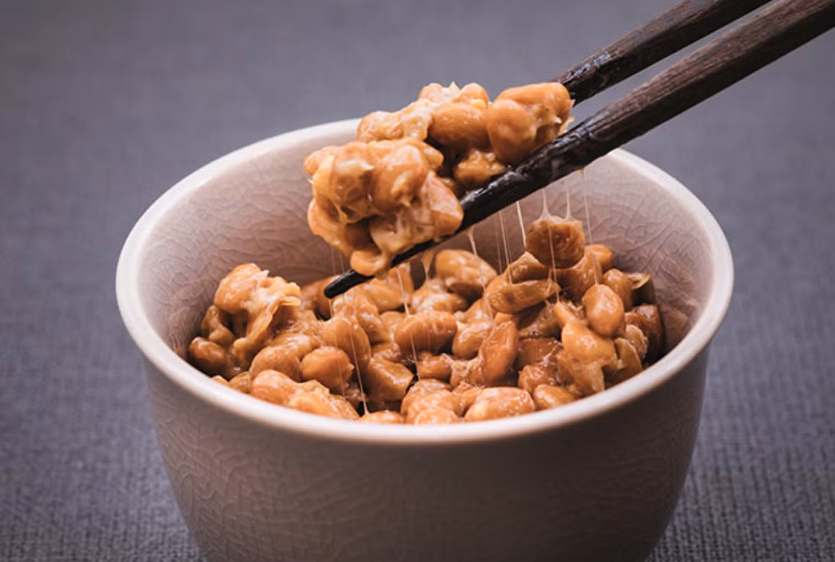 Chúng được làm từ quá trình ủ lên men đậu nành ở nhiệt độ khoảng 40 độ C. Sau 14-18 giờ, khi hạt đậu chuyển sang màu nâu, kết dính bởi chất nhầy, có mùi nồng là sử dụng được. Ảnh: Norikko