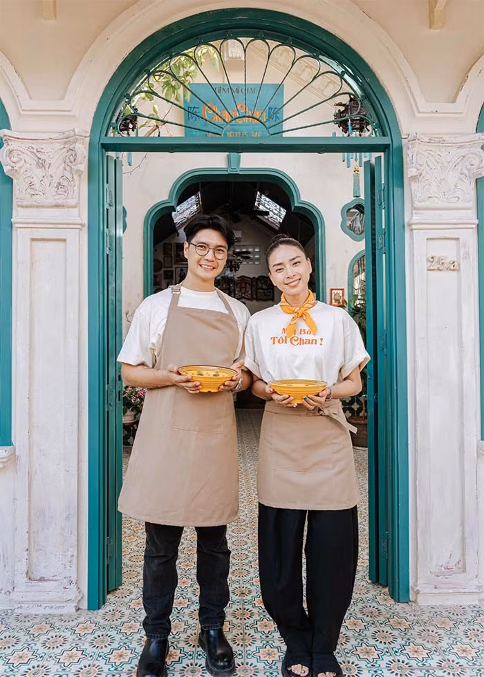 Gần đây hai vợ chồng đả nữ Vbiz cùng nhau mở một nhà hàng chay ở TP.HCM. Huy Trần chính là người đứng bếp trực tiếp của nhà hàng chay, còn Ngô Thanh Vân đảm nhiệm nhiều vai trò. Ảnh: FB Ngô Thanh Vân