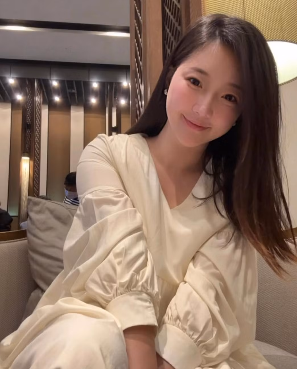 Hot girl múa cột Feiya không chỉ được biết đến với những màn biểu diễn ấn tượng mà còn gây chú ý với phong cách thời trang táo bạo, cá tính.