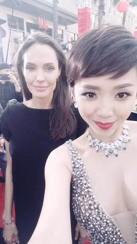 Cuộc gặp gỡ của Tóc Tiên và Angelina Jolie diễn ra ngẫu nhiên. Chính nữ ca sĩ cũng bất ngờ khi Angelina Jolie chủ động lại gần để chụp ảnh cùng cô. Ảnh: Saostar