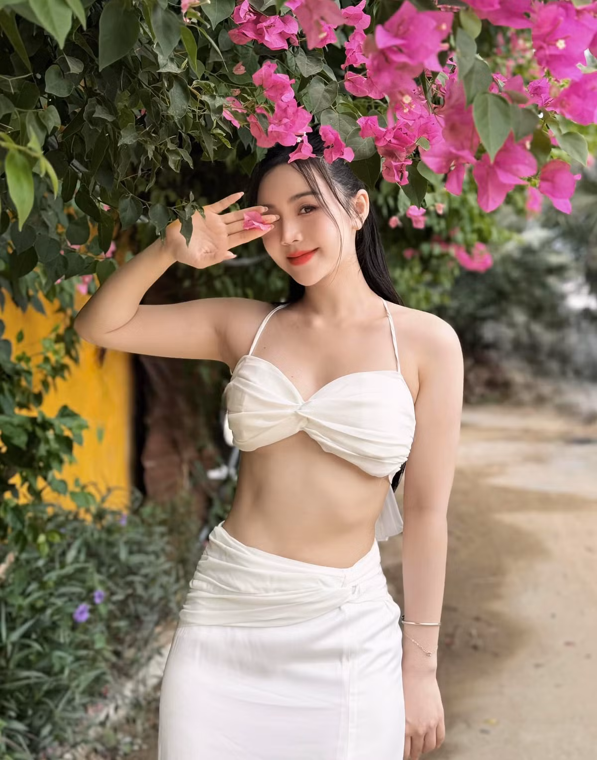 Nữ diễn viên "Chúng ta của 8 năm sau" có chiều cao khiêm tốn 1m61. Tuy nhiên, cô sở hữu vóc dáng quyến rũ, cân đối.