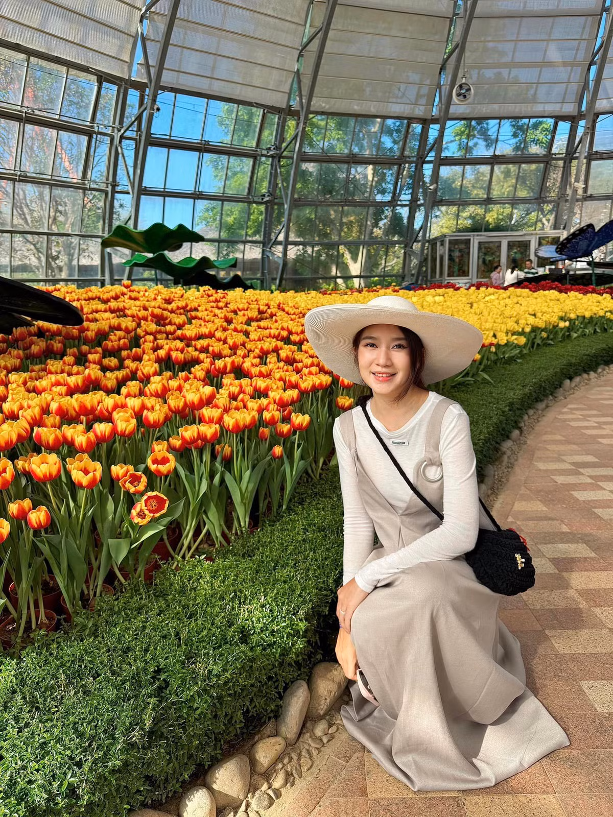 Đáng nói, dù trải qua 4 lần sinh nở, Minh Hà vẫn khiến khán giả trầm trồ vì ngoại hình trẻ trung, nhan sắc của cô vẫn không hề phai tàn theo thời gian.