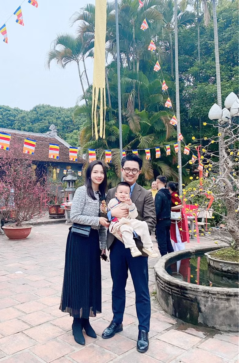 Cặp đôi về chung nhà sau 6 năm yêu. Cả hai gặp gỡ trong một sự kiện Sơn Lâm làm MC còn Lan Hương làm bên đơn vị truyền thông. Ảnh: FB Dương Sơn Lâm