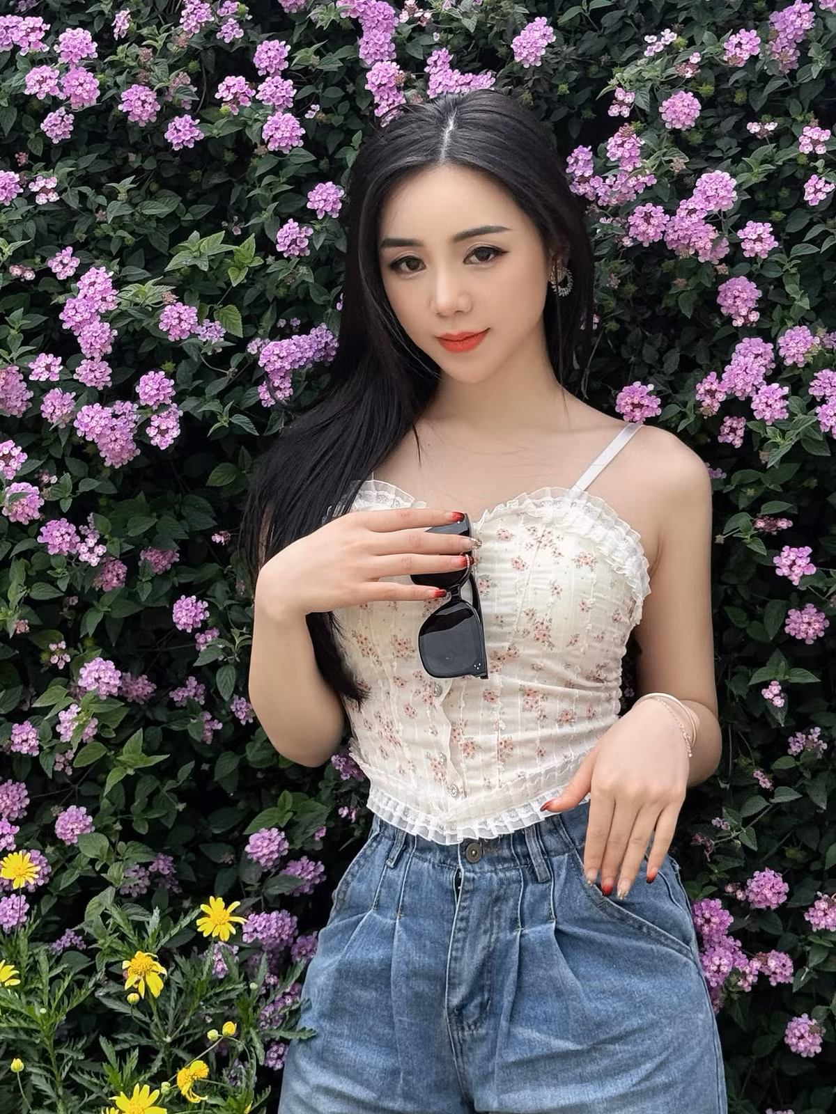 Khuôn mặt đẹp, vóc dáng bắt mắt, nữ diễn viên Quỳnh Kool gây thương nhớ với fan nhờ style ăn mặc gợi cảm. Ảnh: FBNV
