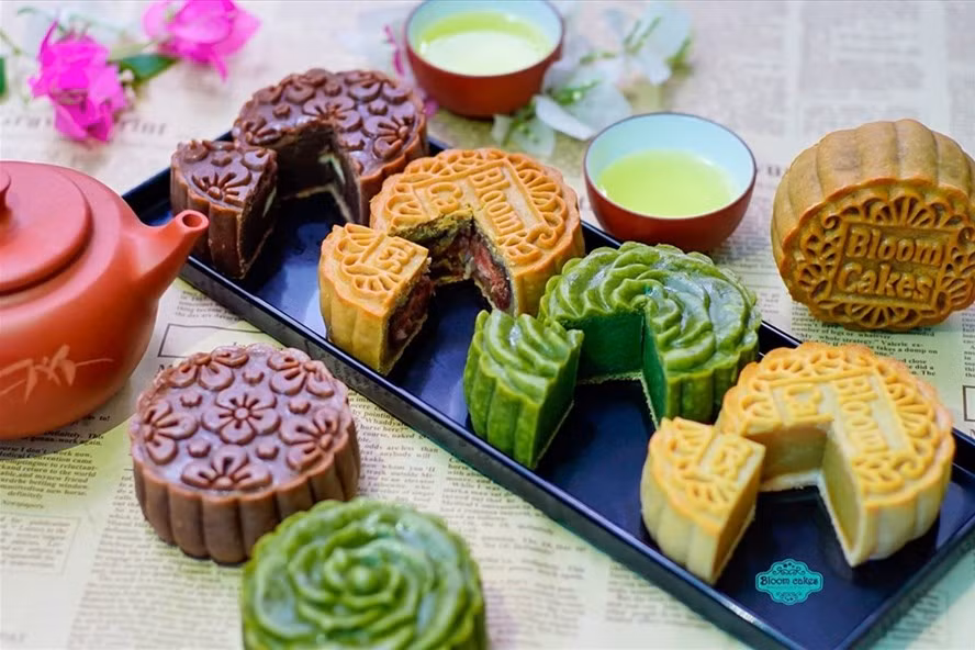 Những chiếc bánh Trung thu Việt Nam thời nay vẫn giữ hình dáng tròn trịa truyền thống, chỉ riêng nhân bánh là đã được sáng tạo hơn rất nhiều. Ảnh @delicieuxbakery