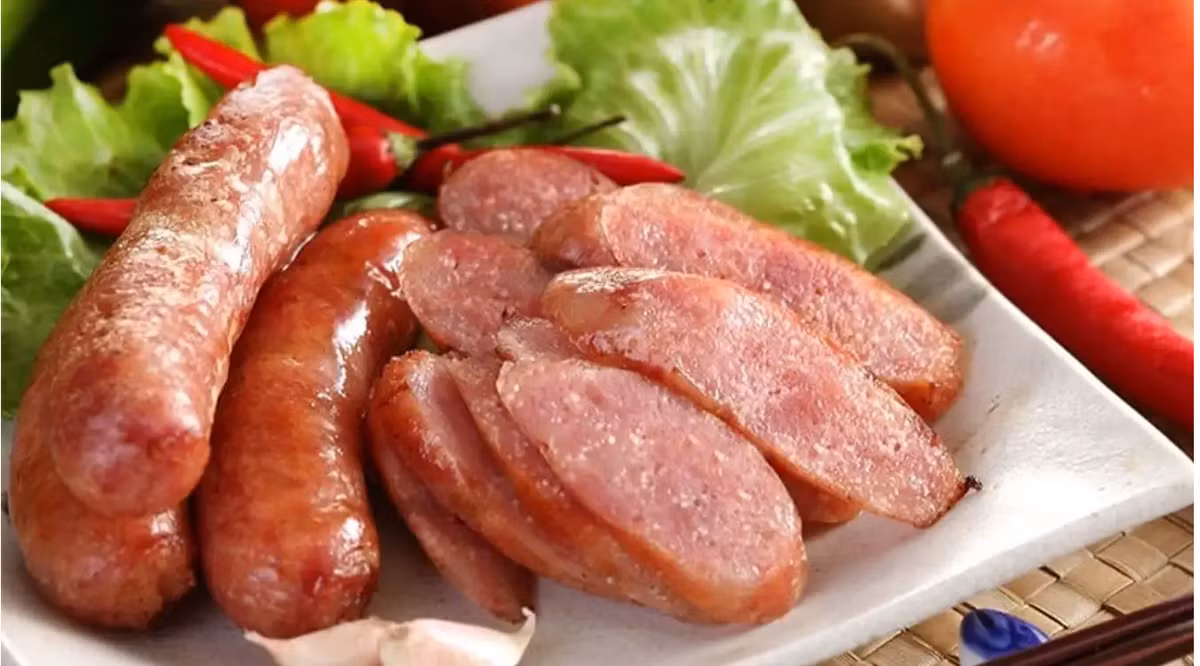 Lạp xưởng là món ăn được làm từ thịt lợn cắp nách tẩm ướp gia vị và hun khói. Lạp xưởng Hà Giang có vị thơm ngon, béo ngậy, có thể chế biến thành nhiều món ăn khác nhau. Ảnh: Sưu tầm