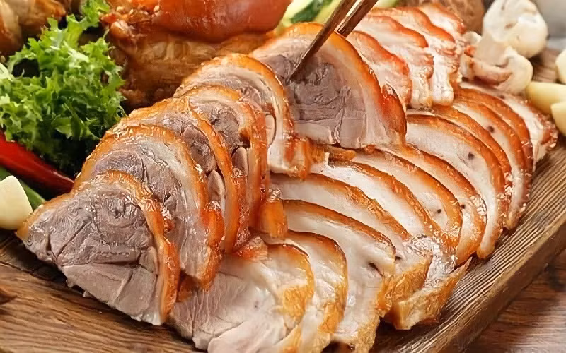 Lợn cắp nách sinh sống tự do, ăn rau và cỏ rừng để phát triển nên thịt của nó rất dai và ngon. Loại thịt lợn này có thể chế biến thành nhiều món ngon, đặc biệt, ngon nhất phải kể đến món lòng dồi hấp cách thủy.