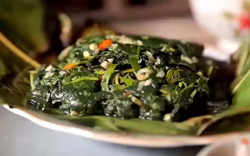 Rêu nướng là một đặc sản rất lạ miệng của Hà Giang. Món ăn này được làm từ những cọng rêu ở những khe đá dưới suối. Rêu nướng có tác dụng lưu giải độc, thông khí huyết, ổn định huyết áp và tăng cường sức đề kháng cho cơ thể.