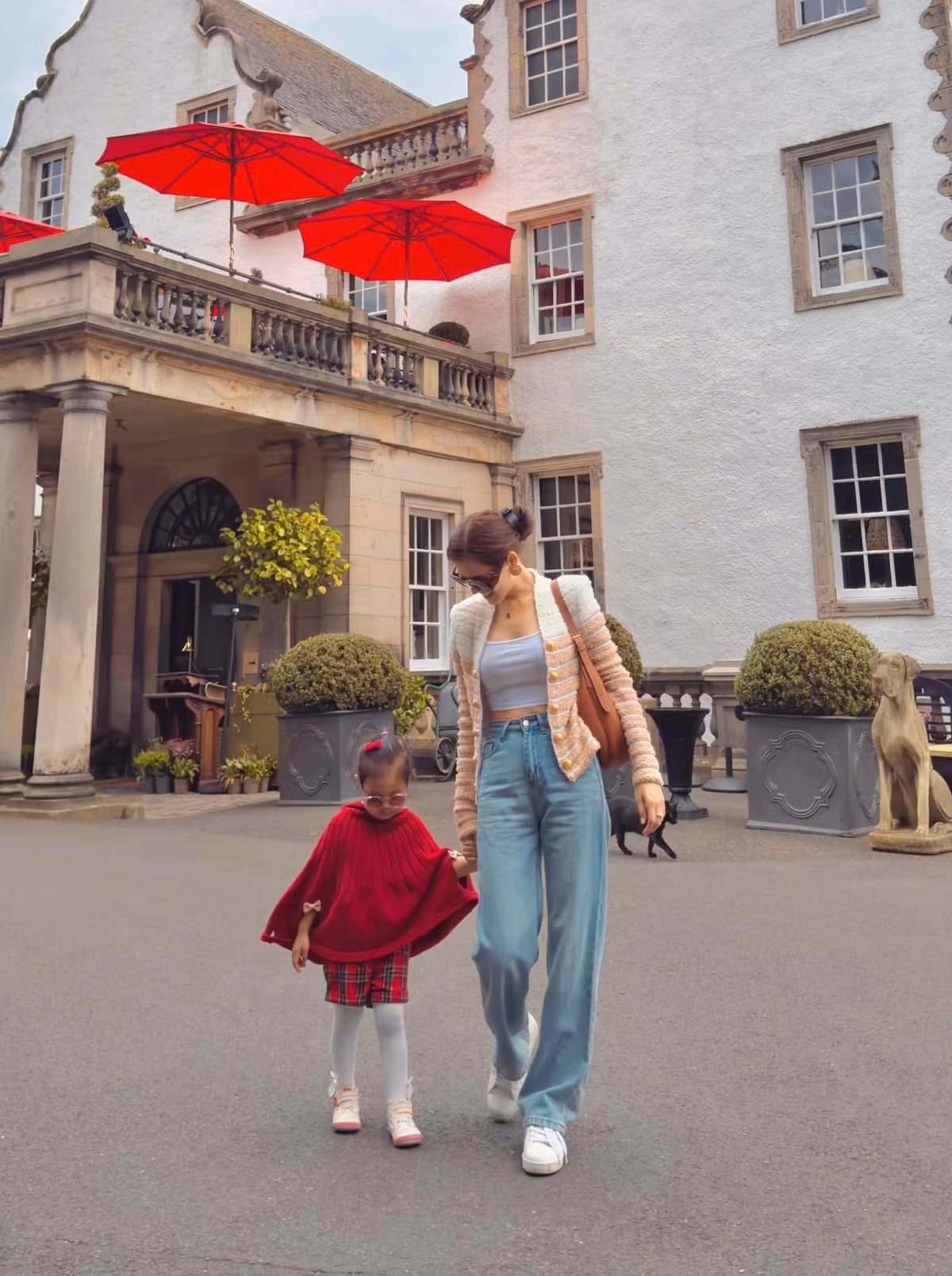 Diễn viên Phanh Lee chụp ảnh cùng con gái ở Scotland. Ảnh: FB Phương Anh Lê