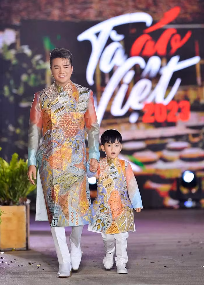 Sau khi công khai con trai, Đàm Vĩnh Hưng thường xuyên cùng con xuất hiện trong các sự kiện và cùng làm người mẫu cho một số show thời trang. Cậu bé Polo Huỳnh càng lớn càng giống bố từ vóc dáng tới khuôn mặt.