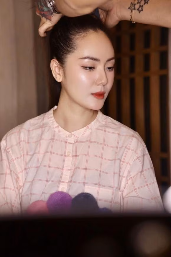 Phương Linh make-up trước giờ lên sân khấu: "Phương Linh chào khán giả yêu nhạc!".