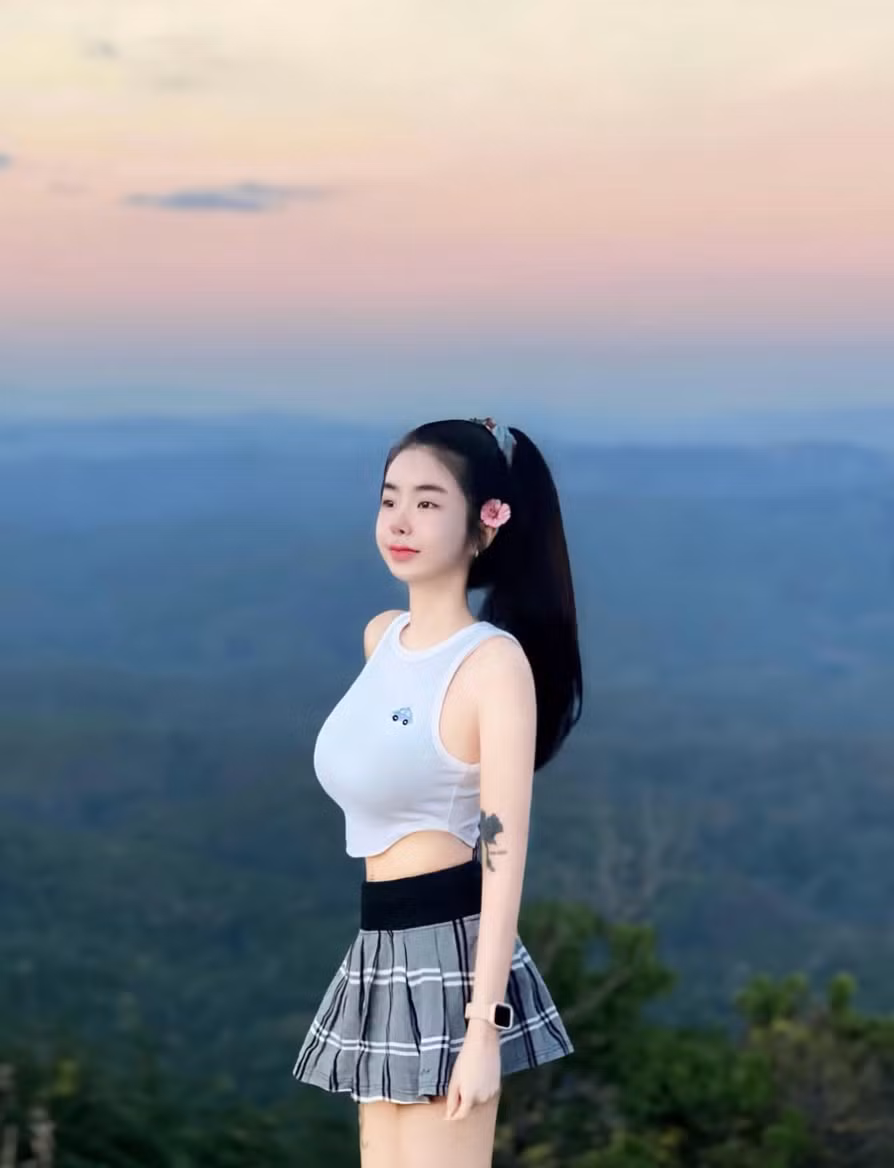 Spy thường diện nội y hoặc cố tình để lộ nội y, thoải mái dạo phố, mua sắm.