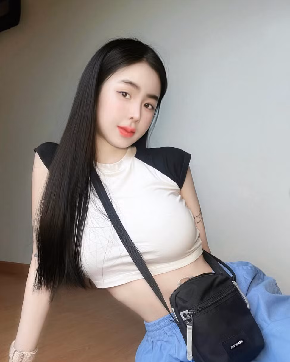 Vì thói quen diện đồ ngắn, hở, hot girl Spy từng nhận không ít chỉ trích.