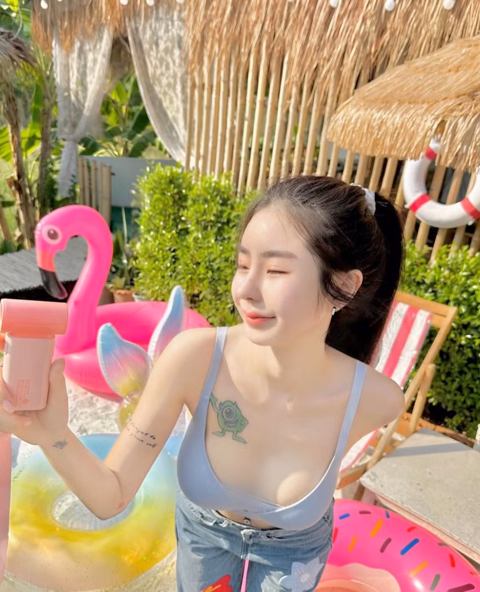 Hot girl Thái Lan này thường kết hợp áo ngực với quần dài hoặc chân váy ngắn.