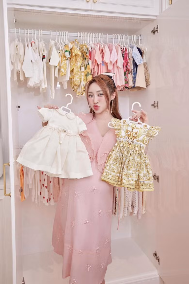 Ngoài ra, vợ chồng nam diễn viên còn chuẩn bị 1 căn phòng màu hồng rộng lớn và sang trọng cho con gái. Ảnh: FB Lý Thuỳ Chang