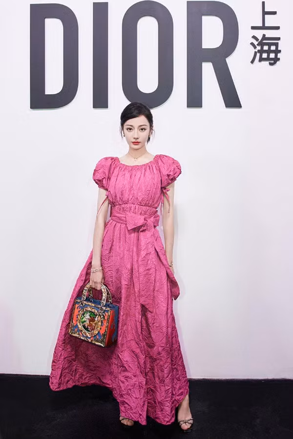 Nếu như Địch Lệ Nhiệt Ba bị chê khi mặc thì Phượng Chanel được nhiều bạn bè khen trẻ trung. Nhiều người cho rằng thiết kế này có chất liệu vải không đẹp, dìm đi khí chất xinh đẹp của mỹ nhân Tân Cương (Trung Quốc). Ảnh: GĐXH