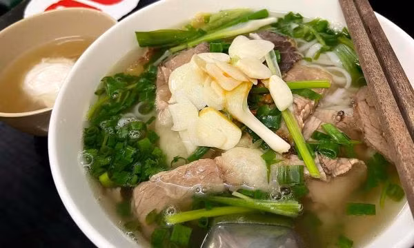 Nam Định là quê hương của nghề phở. Phở là món ăn phổ biến trong văn hóa ẩm thực Việt Nam, được nhiều người ưa chuộng không chỉ ở trong nước mà còn ở nhiều nước trên thế giới. Ảnh: Mytour