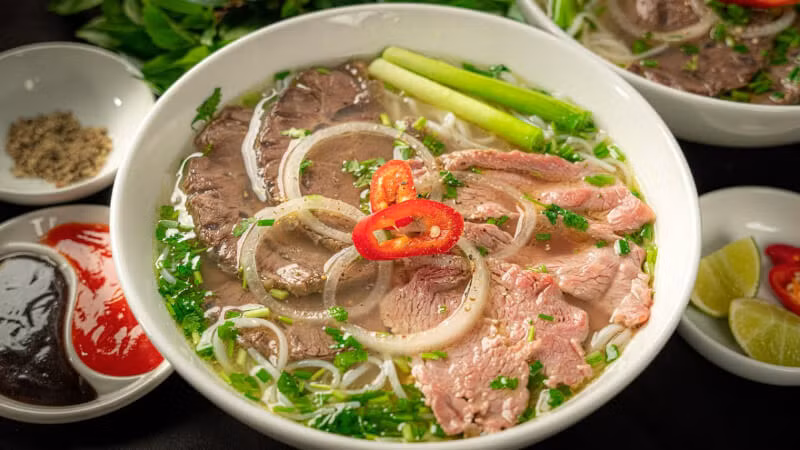 Phở bò Nam Định được xem là món đặc sản nhất định phải thử khi đến đây. Phở Nam Định có hương vị khá khác biệt so với phở Hà Nội với nước dùng trong, thơm mùi gừng hòa quyện cùng các loại gia vị và sự béo ngậy của thịt bò tạo nên hương vị đặc trưng vô cùng riêng biệt. Ảnh: Bách hoá Xanh