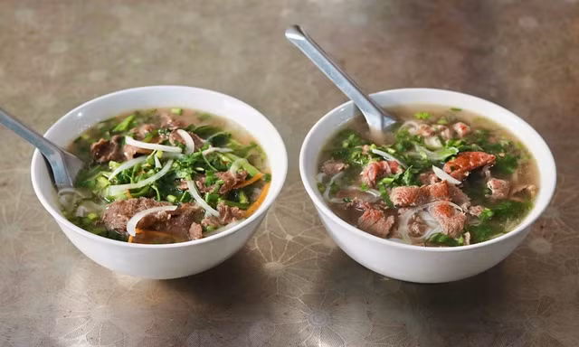 Theo Quyết định của Bộ Văn hóa, Thể thao và Du lịch, " Phở Nam Định" được Bộ Văn hóa, Thể thao và Du lịch đưa vào Danh mục Di sản văn hóa phi vật thể quốc gia thuộc loại hình tri thức dân gian. Ảnh: Người đưa tin