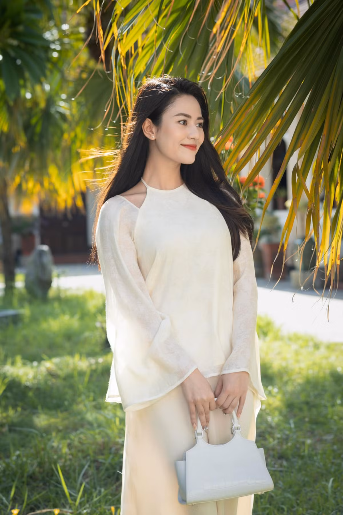 Diễn viên Việt Hoa dịu dàng, cười như mùa thu toả nắng. Ảnh: FB Vũ Việt Hoa