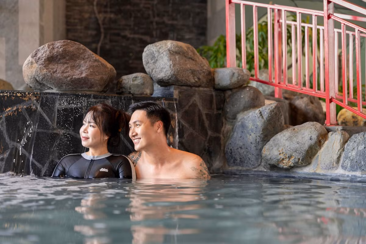 "Được mấy ngày nghỉ đôi bạn già lại rủ nhau đi hưởng thụ", Mạnh Trường hâm nóng tình cảm với vợ. Ảnh: FB Nguyen Manh Truong