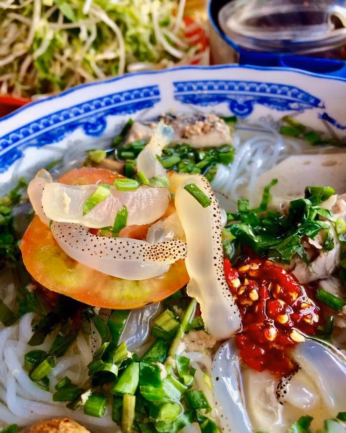 Bún sứa là một món ngon du khách nhất định phải thử khi đến Nha Trang. Sứa giòn tươi sần sật, nước dùng ngọt thanh kết hợp cùng sợi bún mềm mượt, đảm bảo ăn một lần là nhớ mãi.