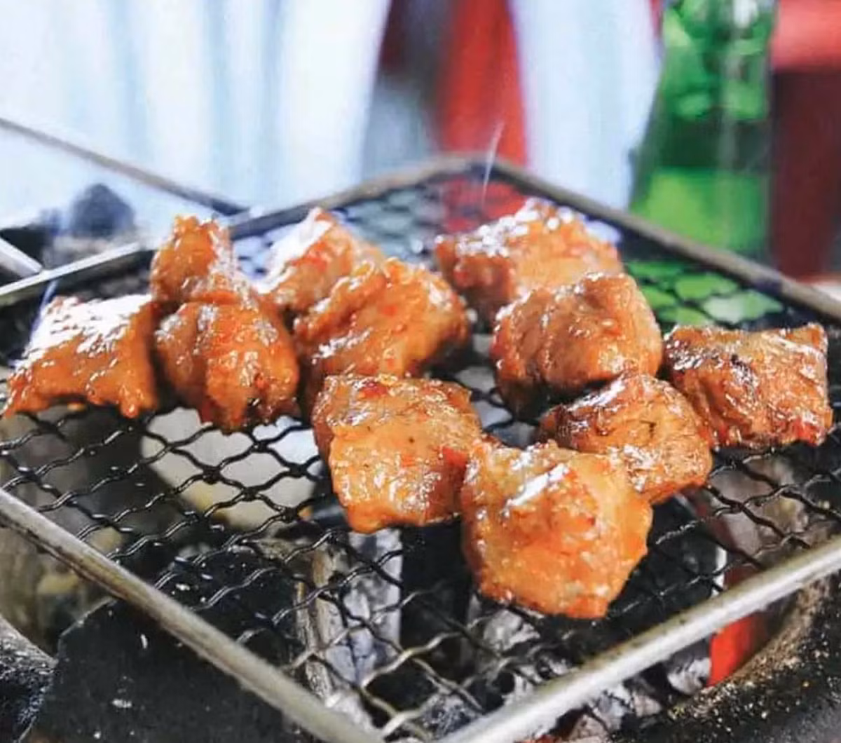 Bò nướng cũng là đặc sản Nha Trang không nên bỏ lỡ. Thịt bò mềm thơm, được ướp với 10 loại gia vị khác nhau tạo nên một hương vị độc đáo, ấn tượng khó quên.