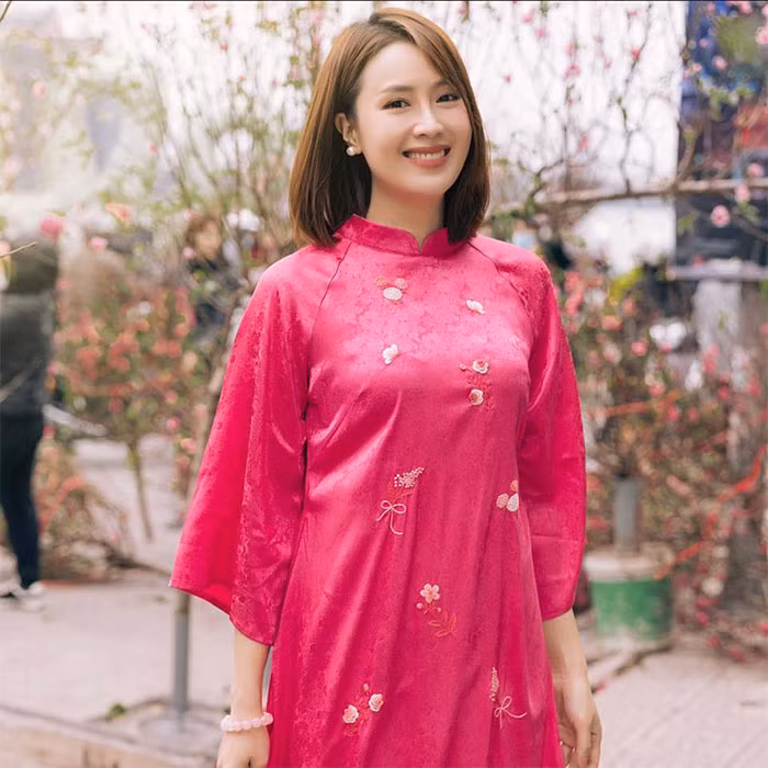 Mái tóc ngang vai, khuôn mặt ngày càng trẻ so với tuổi thực, bà mẹ hai con nhận được nhiều lời khen về nhan sắc.