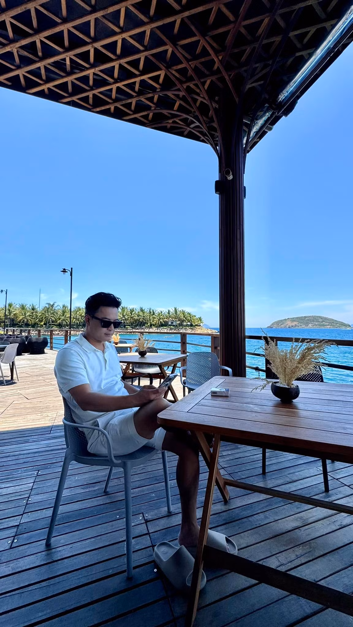 Hồng Đăng check-in ở biển Khánh Hòa. Ảnh: FB Lê Hồng Đăng