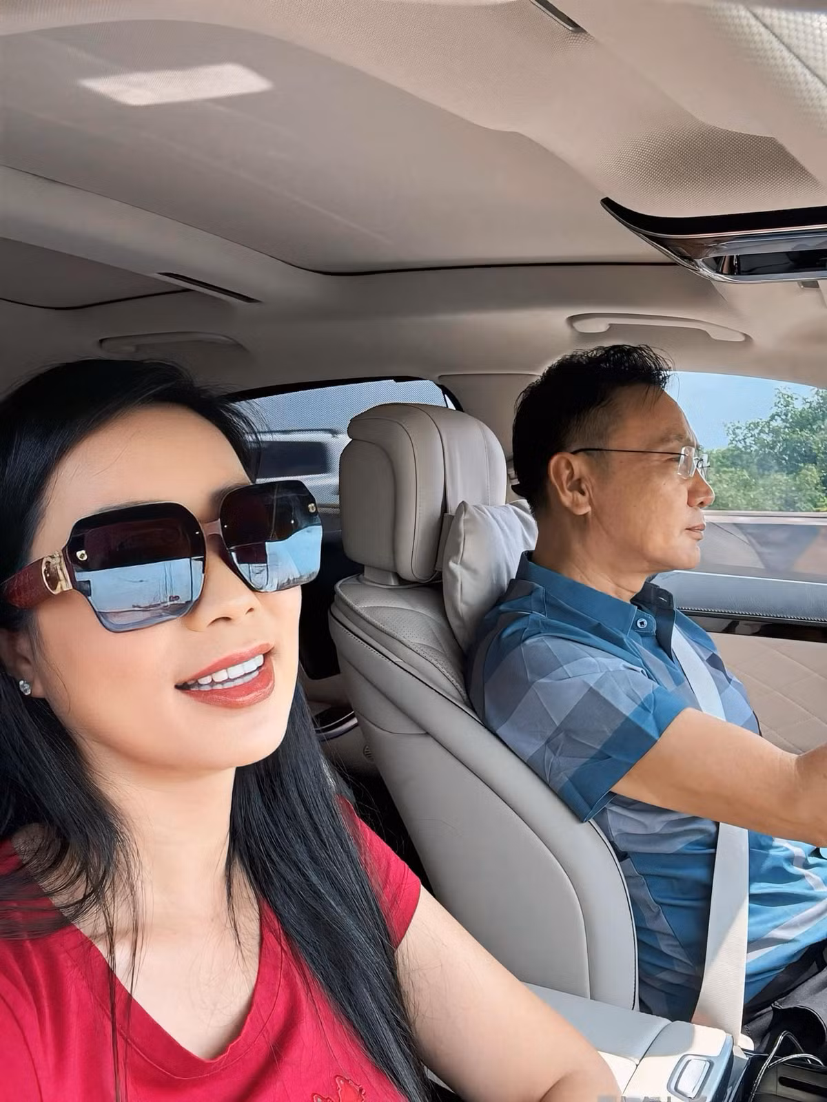 Nghệ sĩ Trịnh Kim Chi hạnh phúc khi được chồng tháp tùng đi làm. Ảnh: FB Trịnh Kim Chi