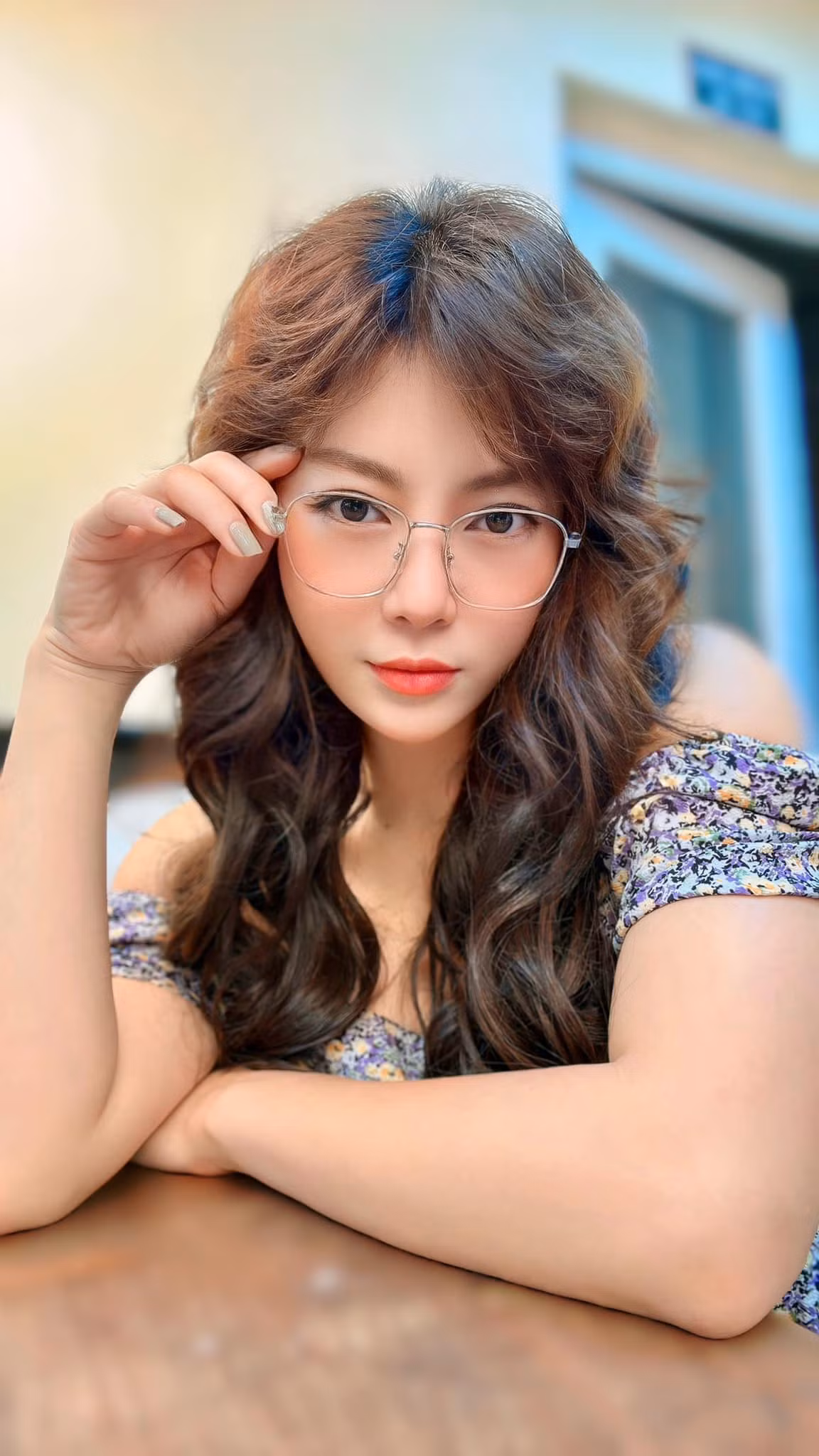 Diễn viên Thanh Hương trẻ xinh với tóc xoăn bồng bềnh, váy hoa trễ vai. Ảnh: FB Nguyễn Thanh Hương