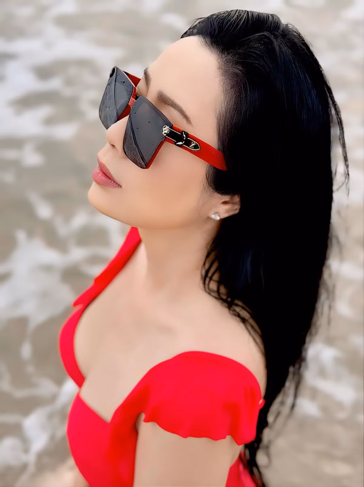 NSND Trịnh Kim Chi tuổi 53 tạo dáng gợi cảm ở biển.