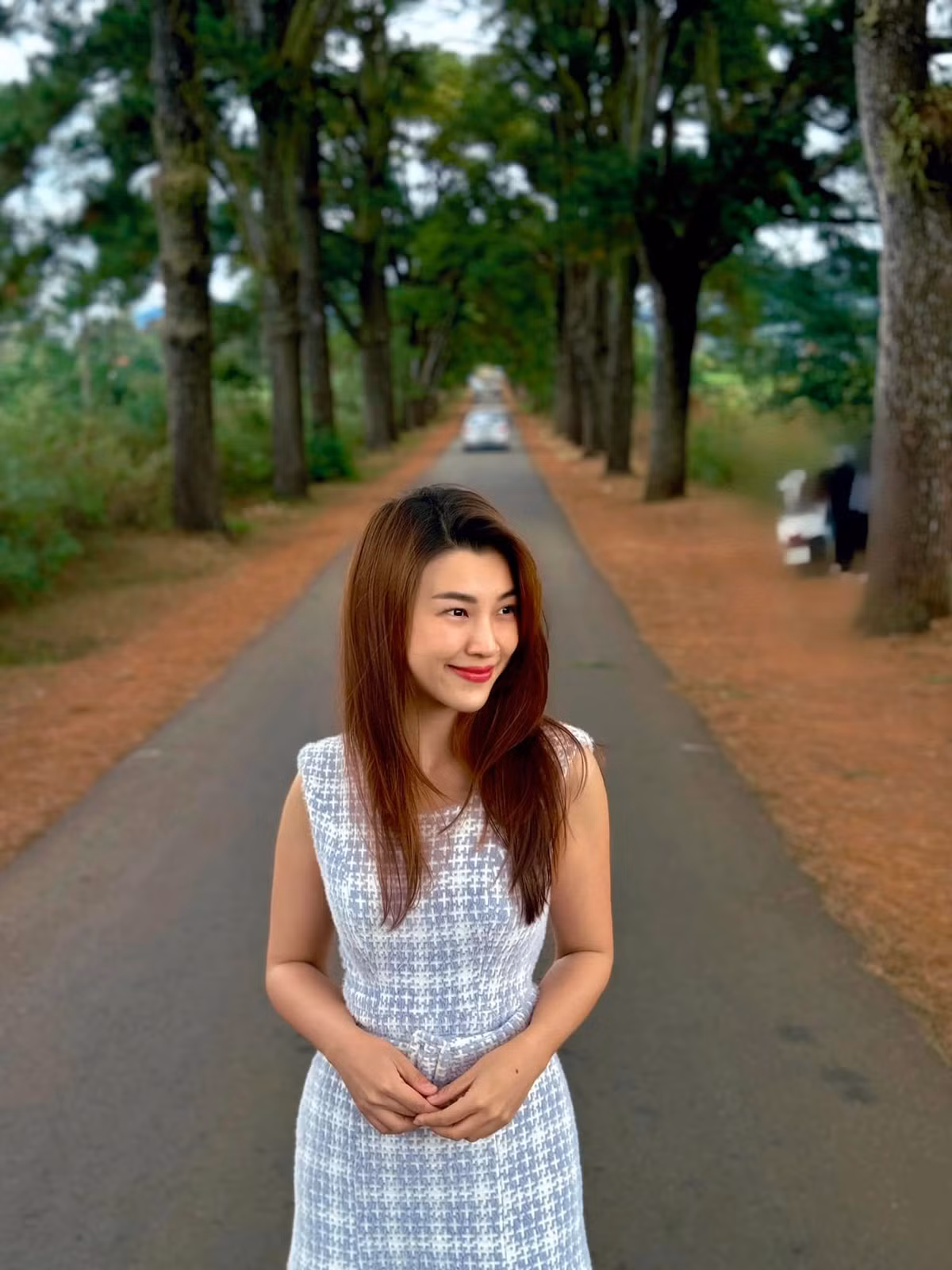 MC Hoàng Oanh chụp ảnh khi đến rừng thông trăm tuổi tại Pleiku. Ảnh: FB Vu Ngoc Hoang Oanh